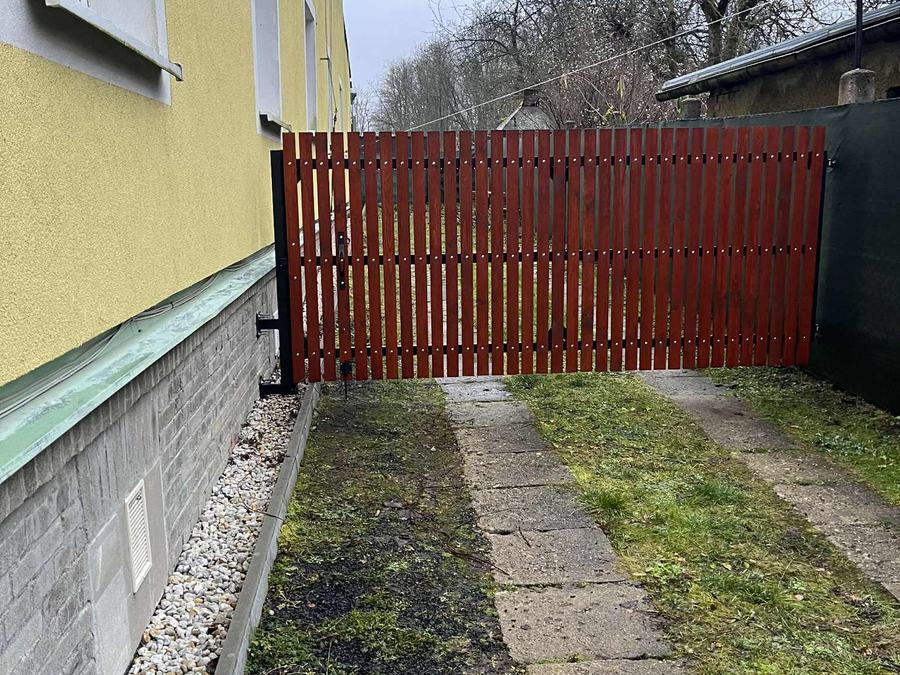 Dvoukřídlá vjezdová brána s dřevěnou výplní