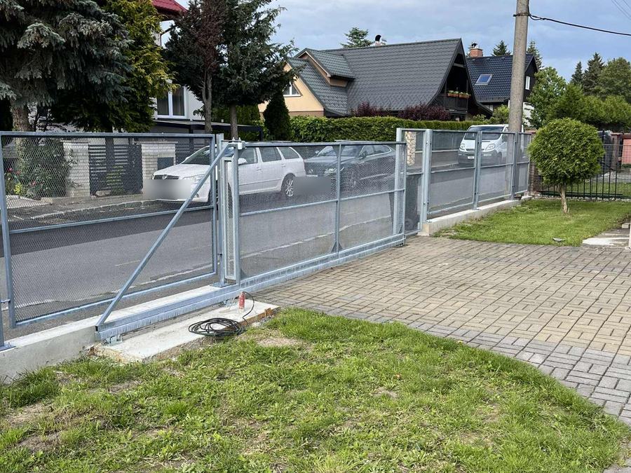 Pozinkovaný plot a posuvná brána s výplní z tahokovu