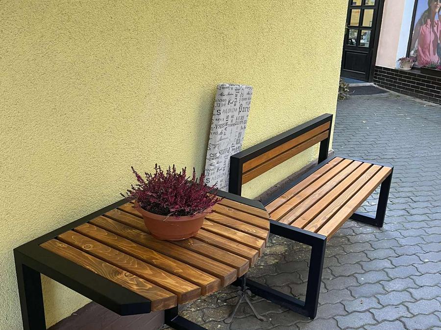 Set lavice a stolu z oceli a dřeva před provozovnou